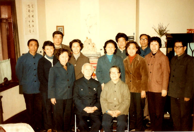李霁野与教师们合影